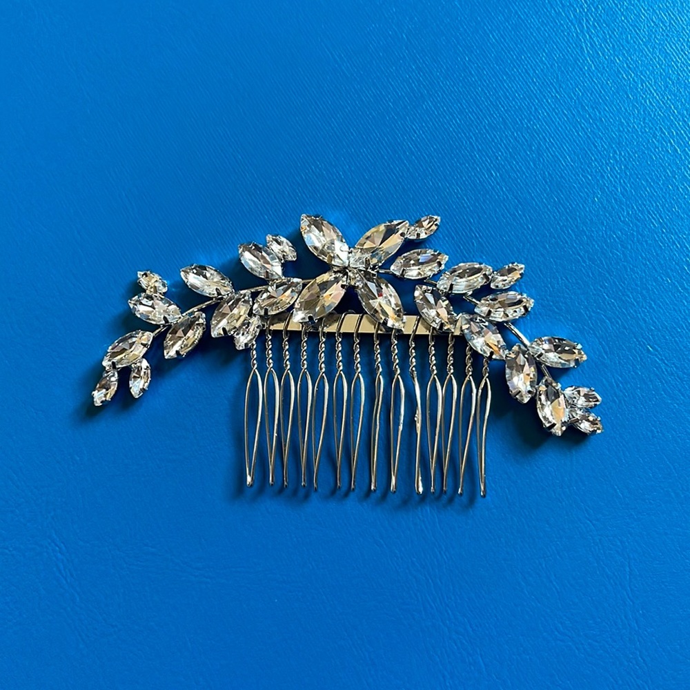 NWOT Crystal gem comb